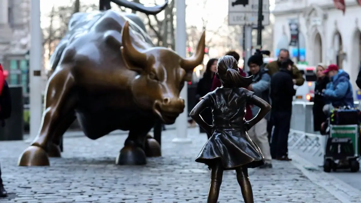 "Fearless Girl" statue with the Wall Street Bull