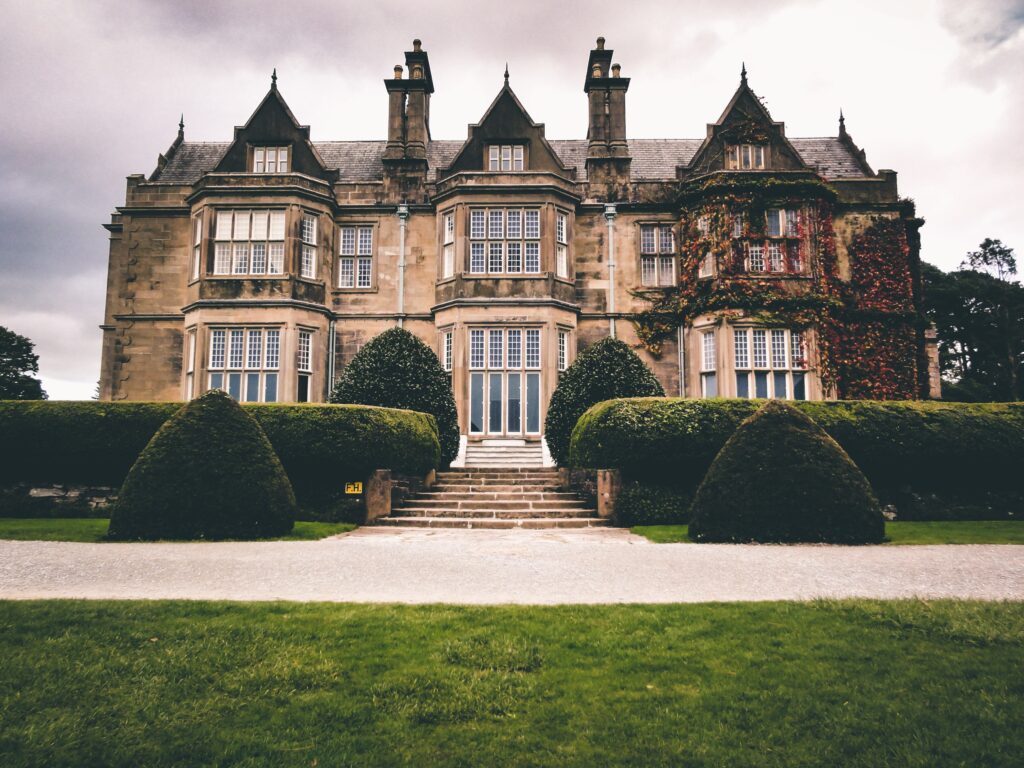 Why the Ghosts in “The Haunting of Bly Manor” Make No Sense