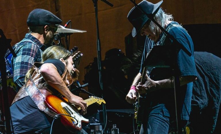 Neil Young Returns To Spotify, Conveniently
