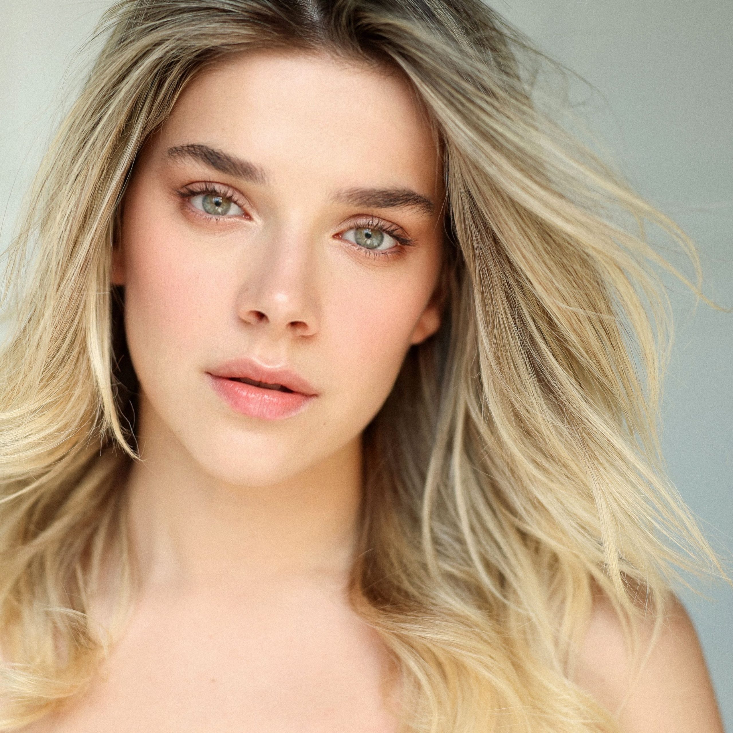 Exclusive Interview: Arilena Ara on U.S. Debut and Diane Warren-Penned “Weightless”