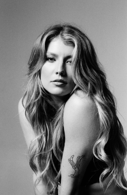 Dasha Steps Into the Spotlight on “Oh, Anna! Live from the Opry”