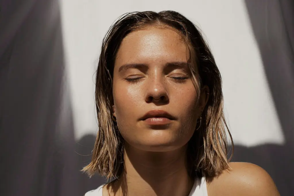 Hypochlorous Acid For Skin Explained: Benefits, Uses, and What to Look For in a Spray